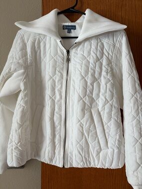 Democracy Women’s White Quilted Zip Jacket with Wide Collar